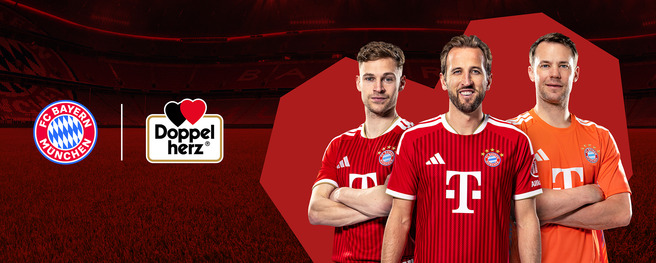 Tre giocatori del FC Bayern Monaco indossano maglie ufficiali della squadra. Il primo è in maglietta rossa, il secondo in rosso con strisce bianche e il terzo è in maglia arancione. Sullo sfondo si intravedono elementi dello stadio. Logos di sponsorizzazione sono visibili a sinistra.